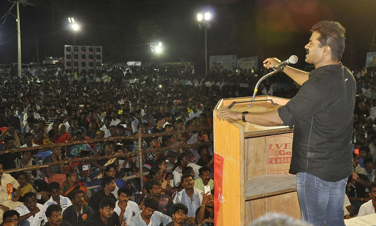 நாம் தமிழர் மேடையில் சீமான்