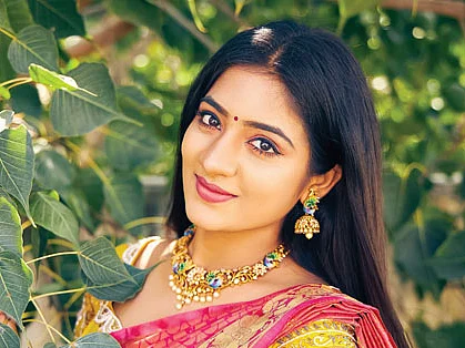 விகடன் TV: “நடிக்கத் தெரியலைன்னு என் காதுபடவே பேசினாங்க!”