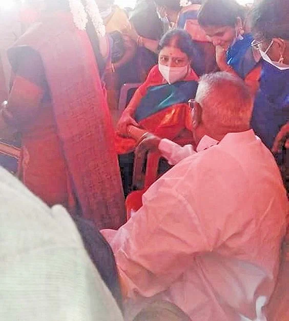 திவாகரனுக்கு ஆப்பு... எடப்பாடிக்கு வெயிட்டிங்... சைலன்ட் ஆகாத சசிகலா!