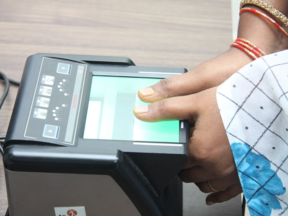 அலட்சிய பதில், மிக மோசமான சேவை; யாருக்காகச் செயல்படுகிறது ஆதார் சேவா கேந்திரா?