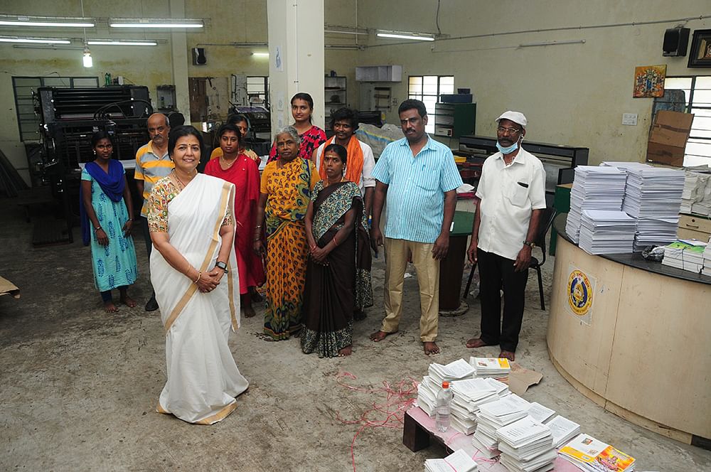 ஒரு கம்யூட்டர் டு பல லட்சம் வருமானம்! - பிரின்டிங் தொழிலில் அசத்தும் மீனாட்சி