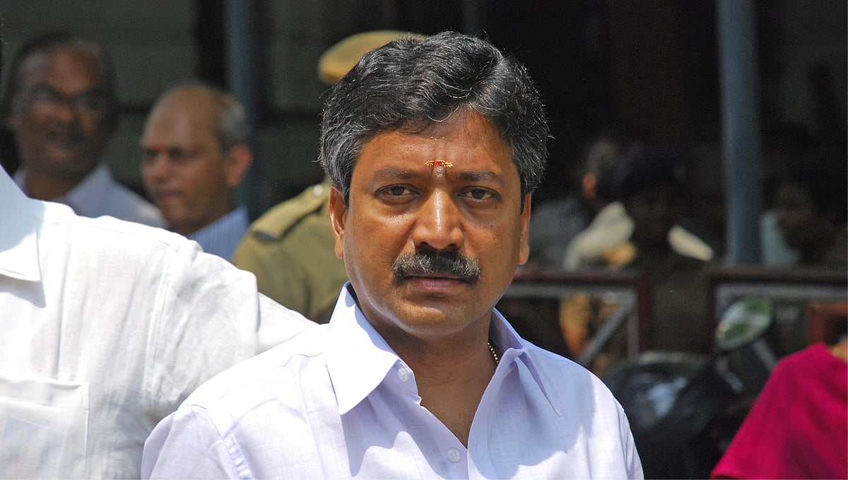 பொன்முடியை பதறி ஓட வைத்தவர், மயிலம் பக்கம் ஒதுங்குவது ஏன்? - தொகுதி மாறும் சி.வி.சண்முகம்!