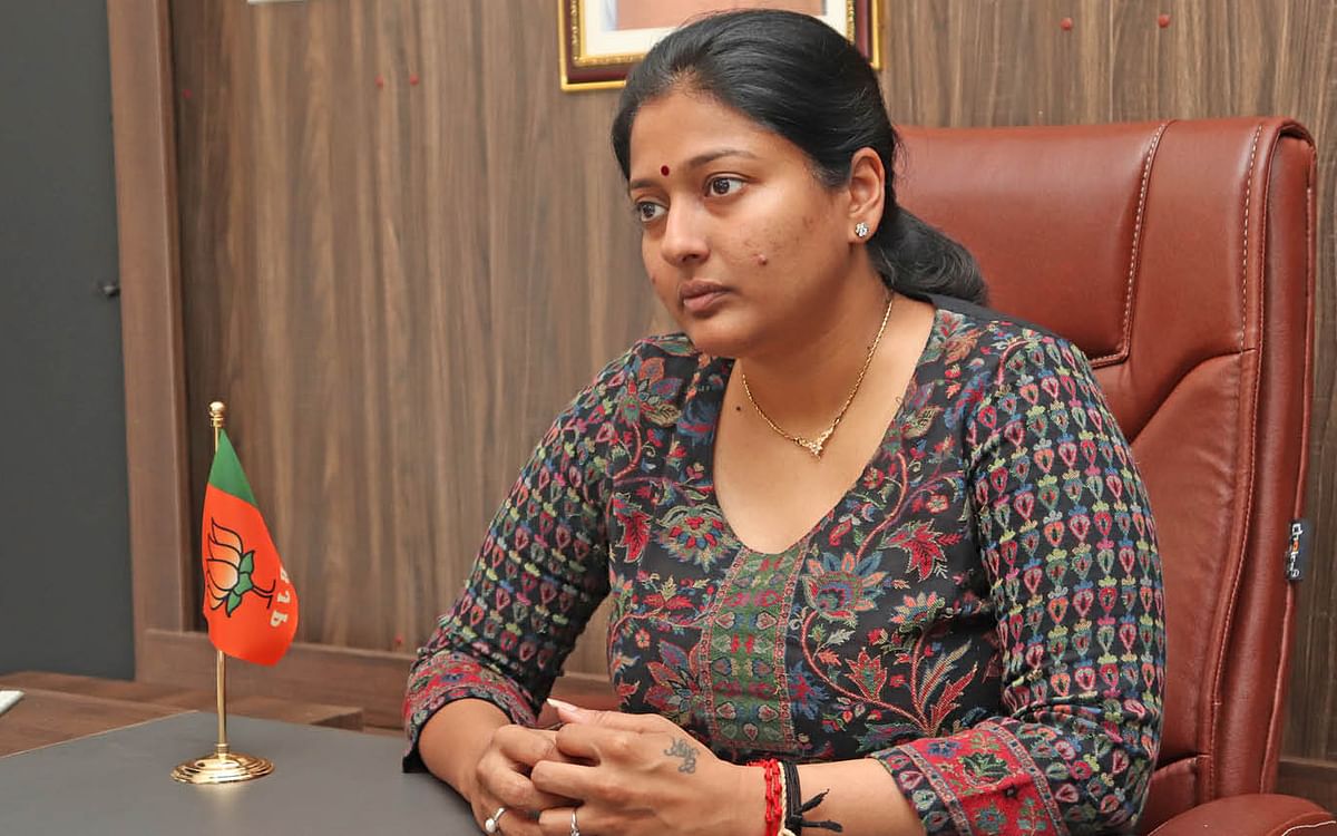 ``அண்ணாமலை தலைமையின் கீழ் பெண்களுக்குப் பாதுகாப்பு இல்லை" - பாஜக-விலிருந்து விலகிய காயத்ரி ரகுராம்!