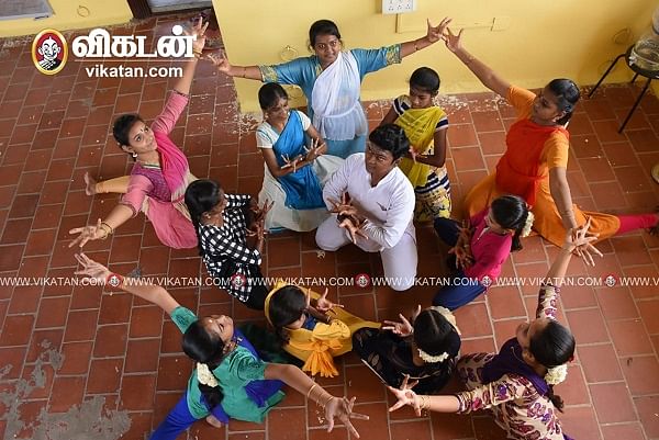 நாட்டியப் பயிற்சி அளிக்கும் முத்து மீனாட்சி