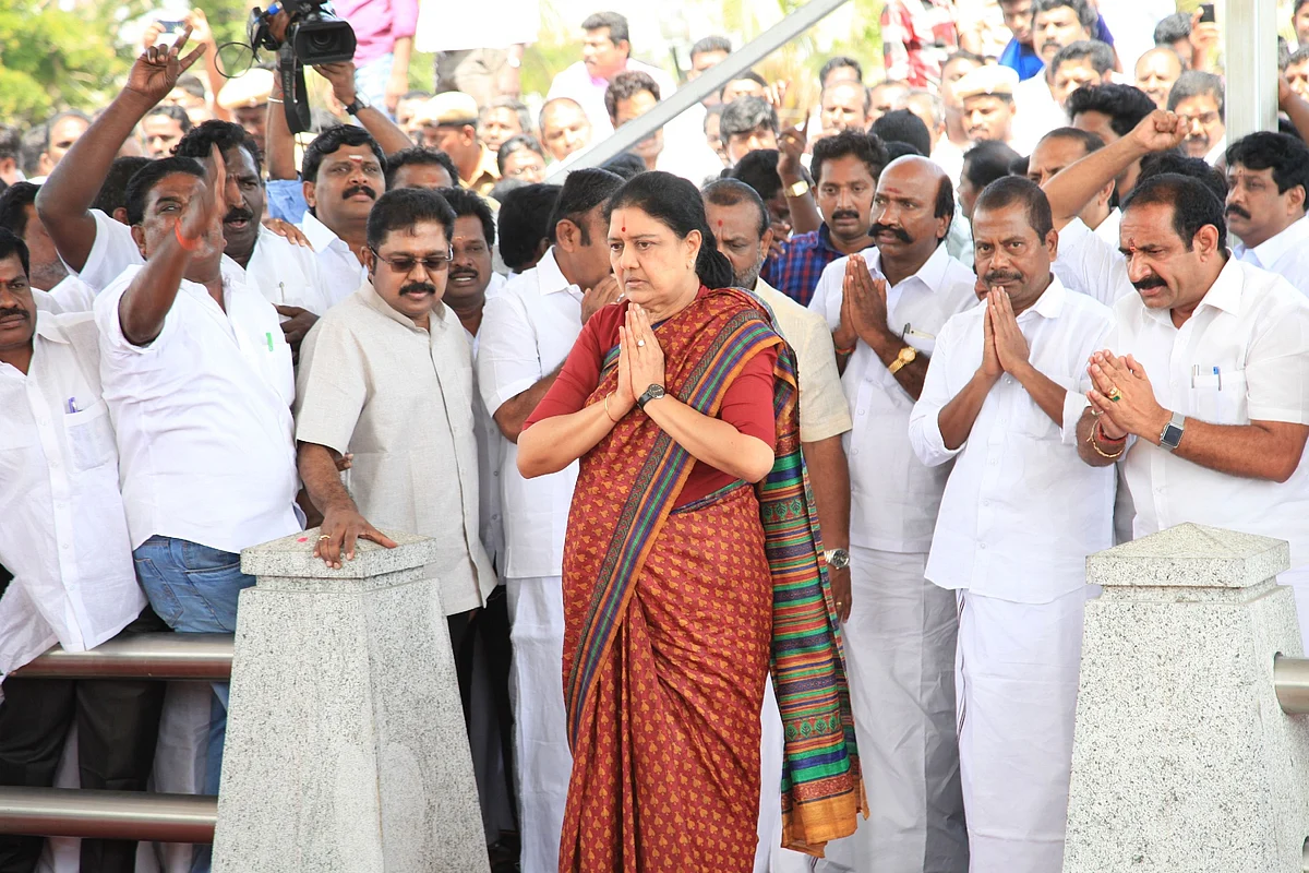 ஜெயலலிதா சமாதியில் சசிகலா
