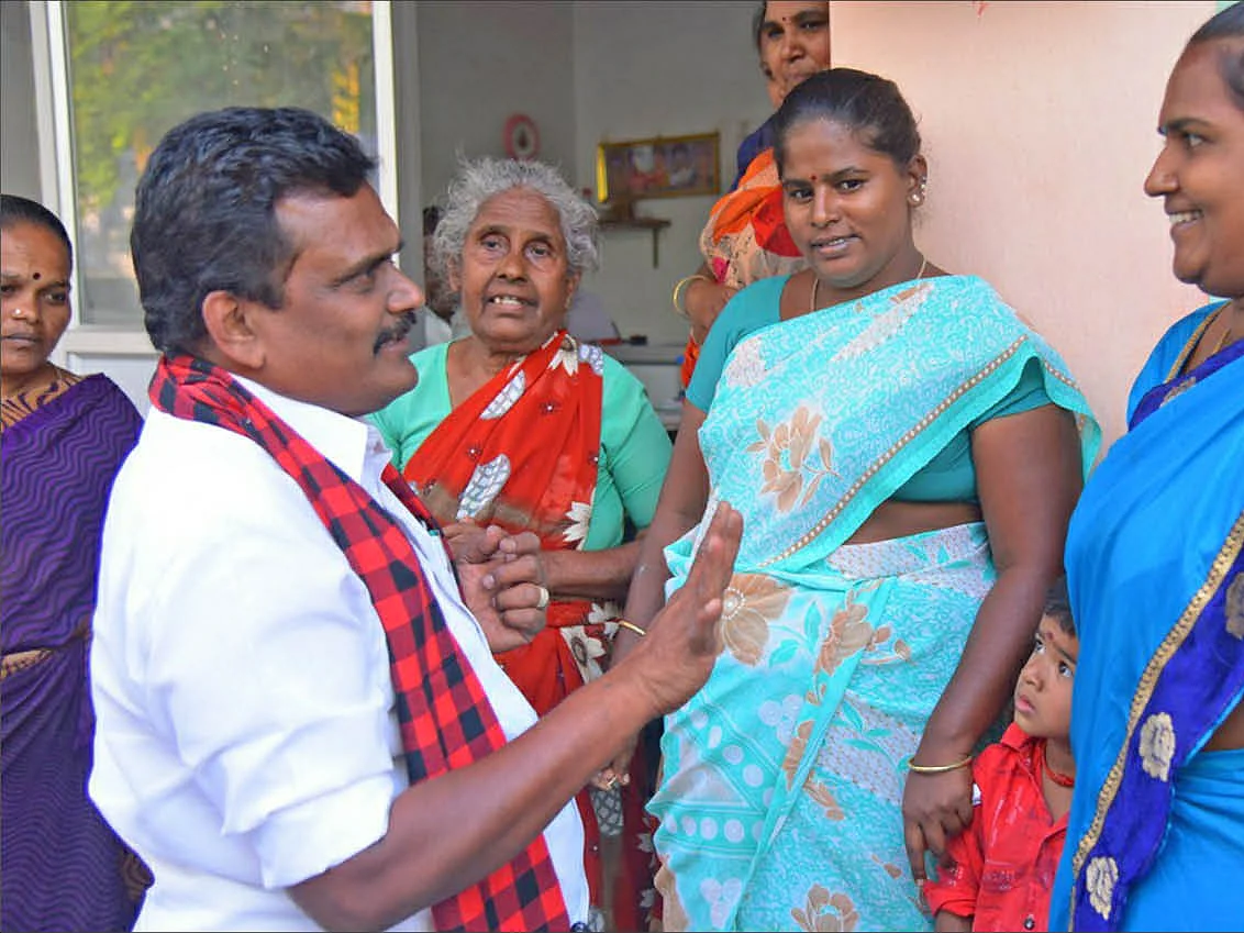 பன்னீரிடம் 75,000 கோடி பணம் இருக்கு! - போட்டுத் தாக்கும் தங்க தமிழ்ச்செல்வன்