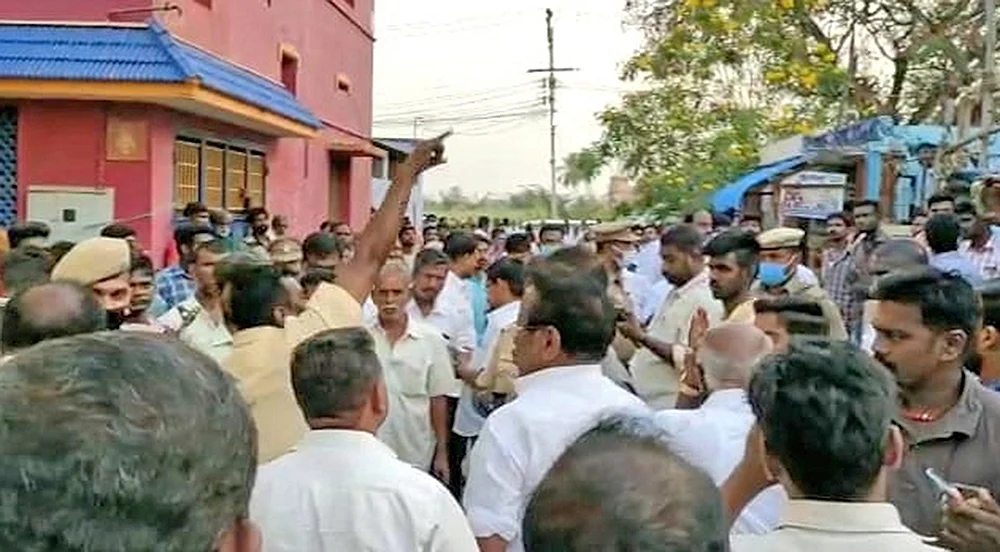தொகுதிக்குள் முடங்கிய அமைச்சர்கள்... வலுக்கும் எதிர்ப்பு!