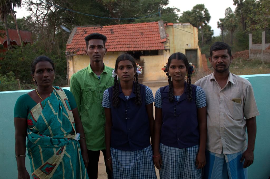 குடும்பத்தினருடன் நர்மதா