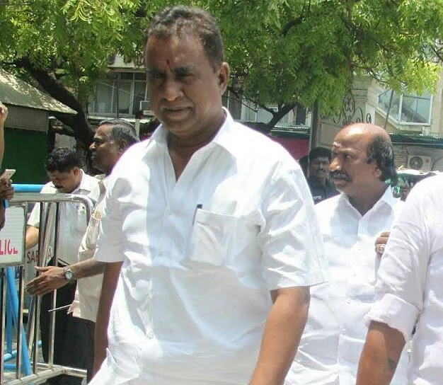 வேலுமணி