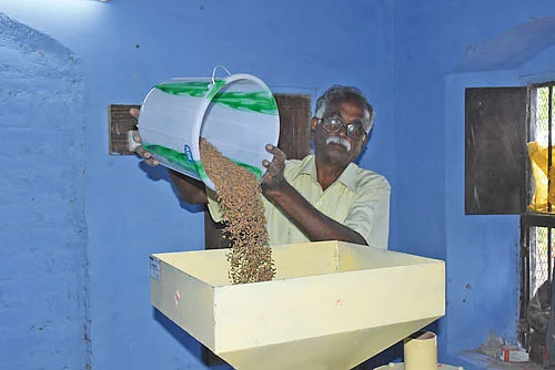 நெல் அரைக்கும் பணி