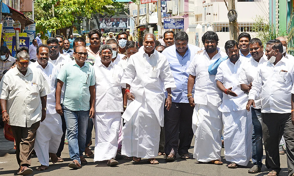 கூட்டணிக்கே குண்டுவைத்த ரங்கசாமி... சுயேச்சைக்கு ஆதரவளித்த நாராயணசாமி...