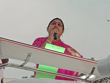 நெல்லை: `திமுக வாக்குறுதிகள், வராத மழைக்கு வானிலை வாசிப்பது போன்றது’- நடிகை விந்தியா கலகல பரப்புரை