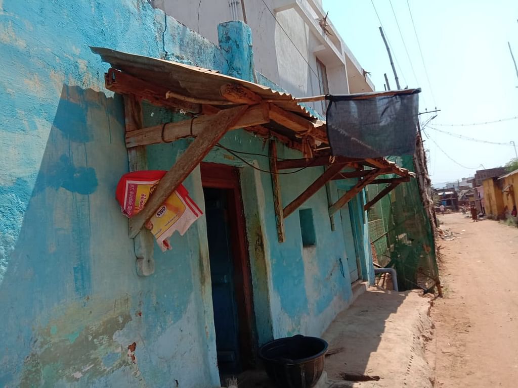 வீடுகளில் கறுப்புக்கொடி