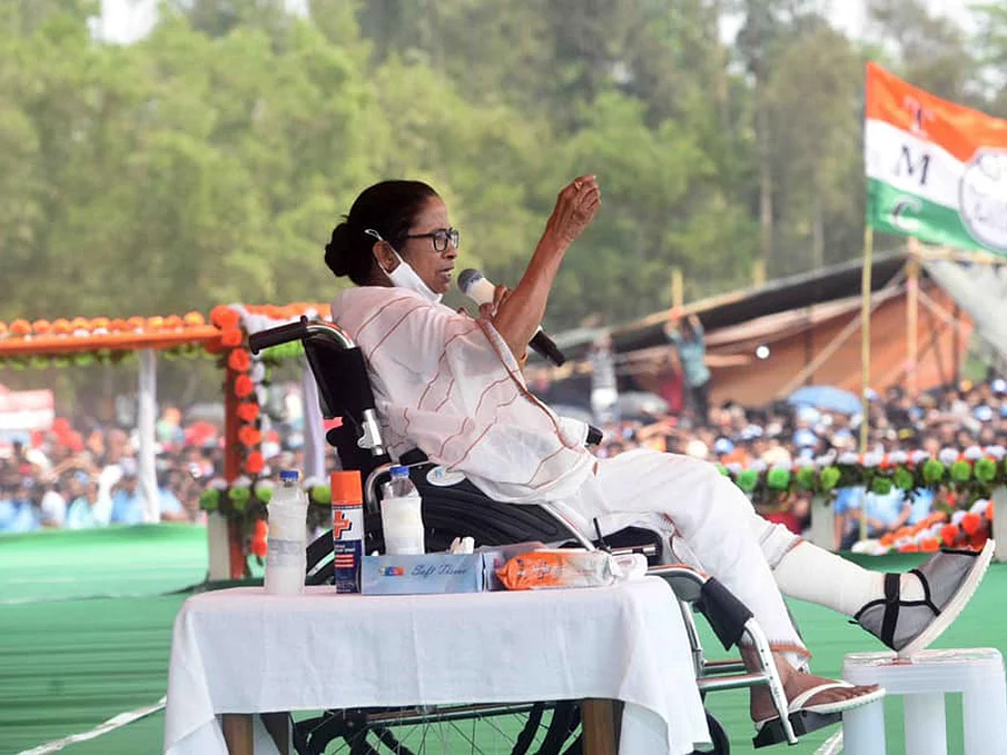 கொதிக்கும் மேற்கு வங்க தேர்தல் களம்... `மம்தா பிரசாரத்துக்குத் தடை’ - காந்தி சிலை முன்பு தர்ணா!