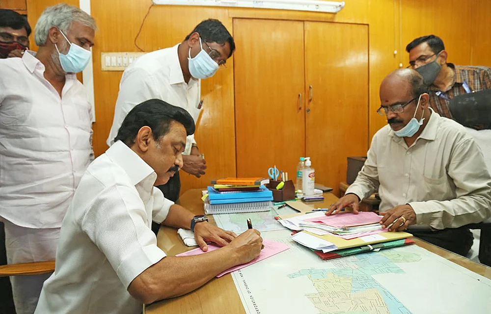 மிஸ்டர் கழுகு: அமைச்சர்களை காப்பாற்ற முயற்சி! - பந்தாடப்படும் வருமான வரித்துறை அதிகாரிகள்...