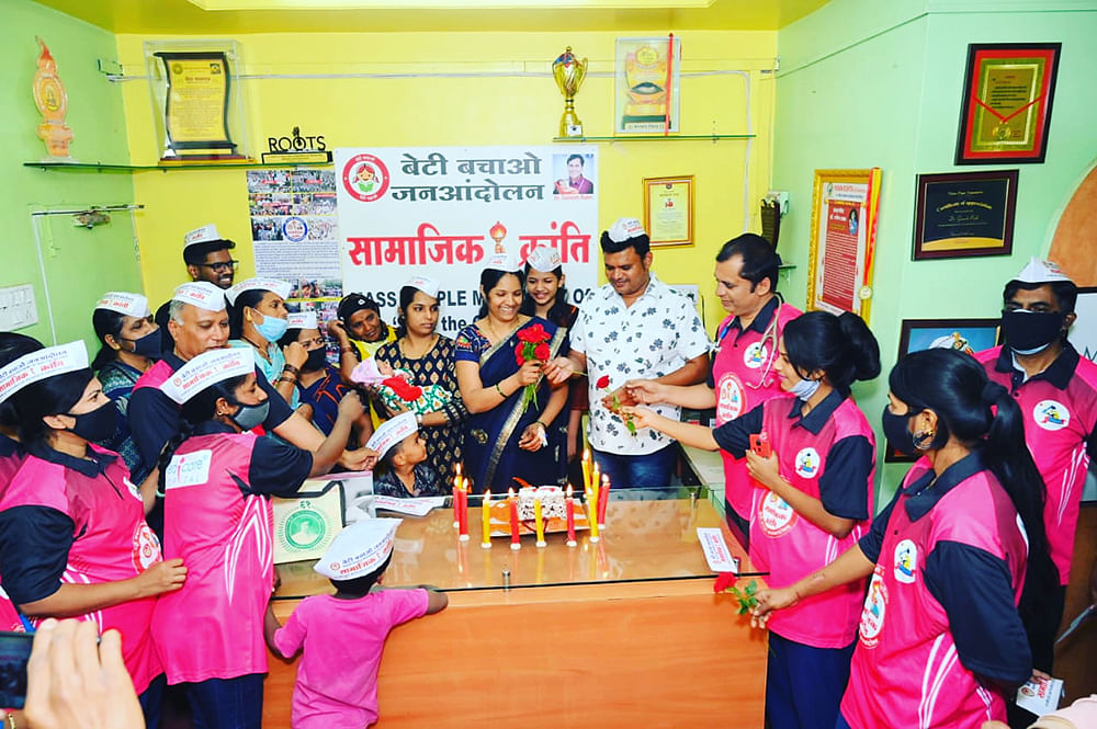 பெண் குழந்தை பிறந்தால் பிரசவ கட்டணம் இலவசம்! - புனே டாக்டரின் அக்கறை