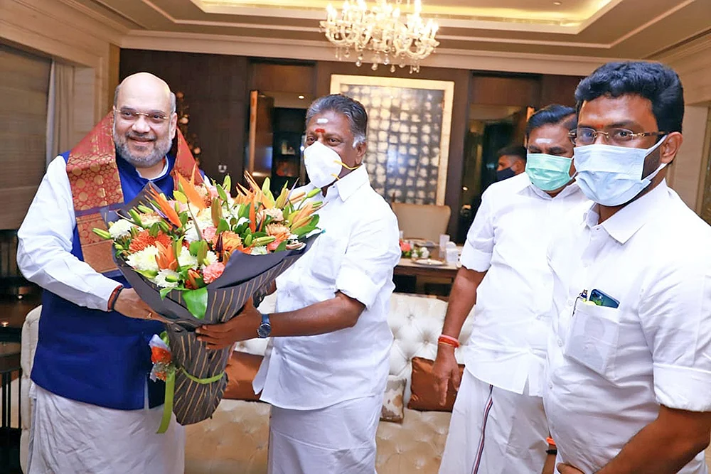 மன்றாடிய எடப்பாடி... மனம் மாறுவாரா அமித் ஷா... நள்ளிரவில் நடந்தது என்ன?