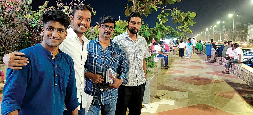2K kids: கவிதை கேளுங்கள்... எழுதித் தருகிறோம்! - இளம் பட்டாளத்தின் புதிய முயற்சி