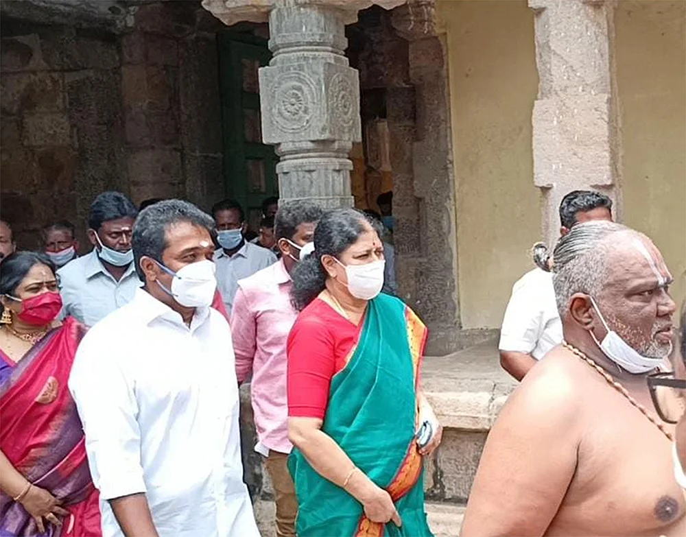 திவாகரனுக்கு ஆப்பு... எடப்பாடிக்கு வெயிட்டிங்... சைலன்ட் ஆகாத சசிகலா!