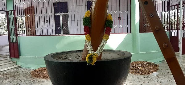 செக்குக்கு மாலை அணிவிப்பு