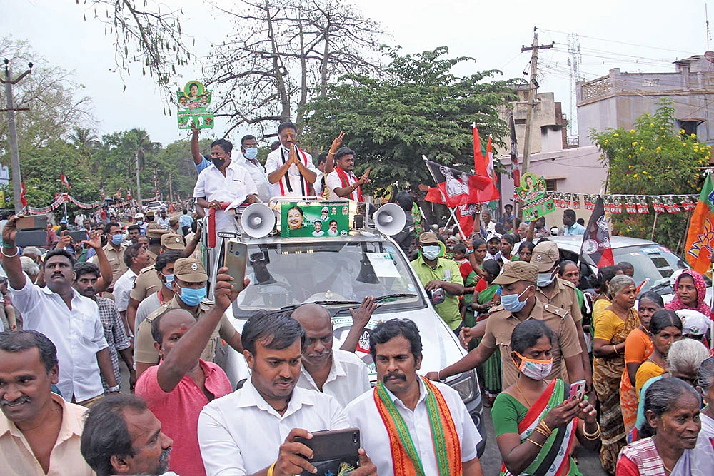 “அ.தி.மு.க மீண்டும் ஒரு குடும்பத்தின் கையில் நிச்சயம் போய்விடாது!”