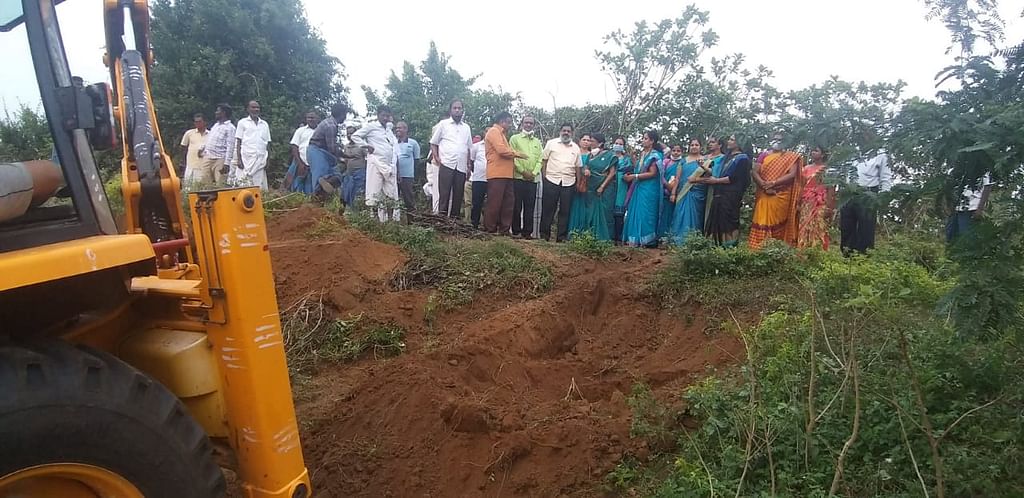 குளம் தூர் வாரும் பணியின் போது