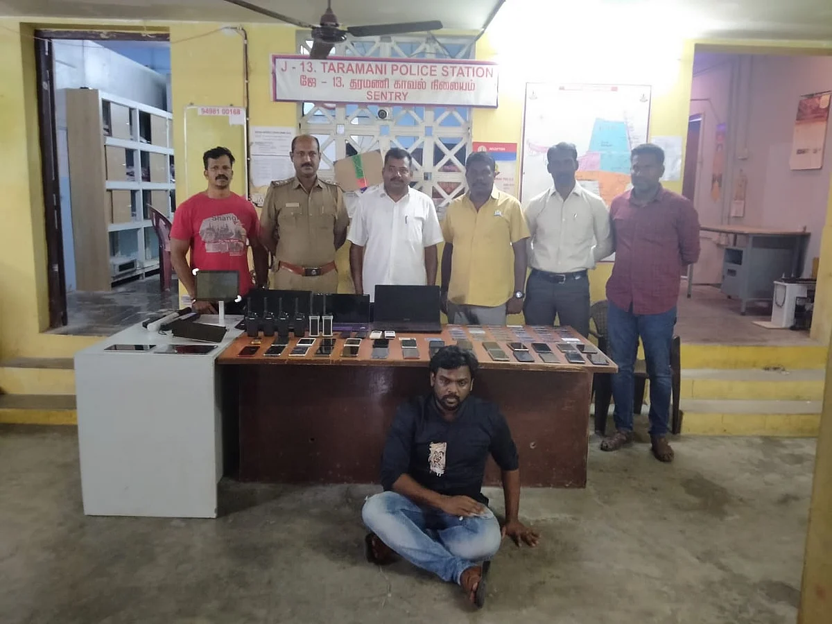 கைதான அந்தோணியுடன் போலீஸ் டீம்