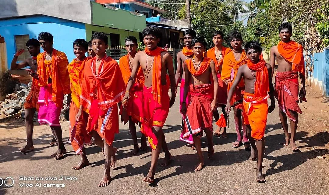 சிவாலய ஓட்டம் செல்லும் பக்தர்கள்