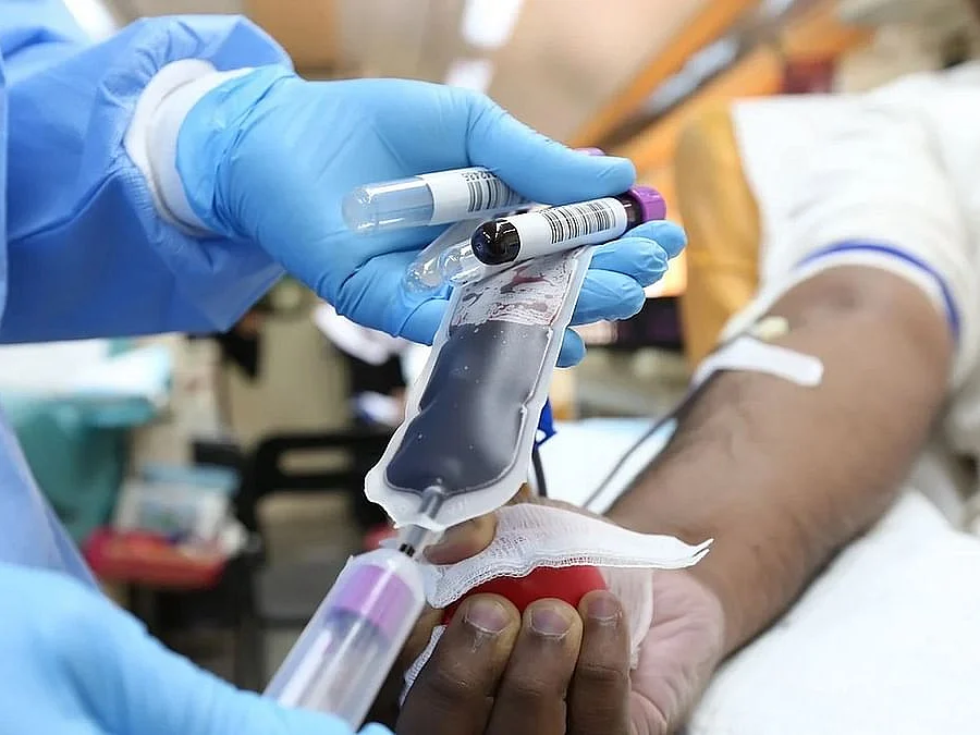 கோவிட்-19 சிகிச்சையிலிருந்து நீக்கப்பட்ட பிளாஸ்மா தெரபி... பின்னணி என்ன?