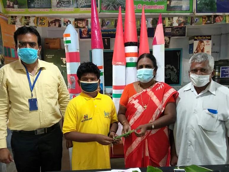 நெகிழிக்கு மாற்றாக வாழை இலைப் பொருள்கள்... `இளம் விஞ்ஞானி' பட்டம் வென்ற அரசு பள்ளி மாணவன்!