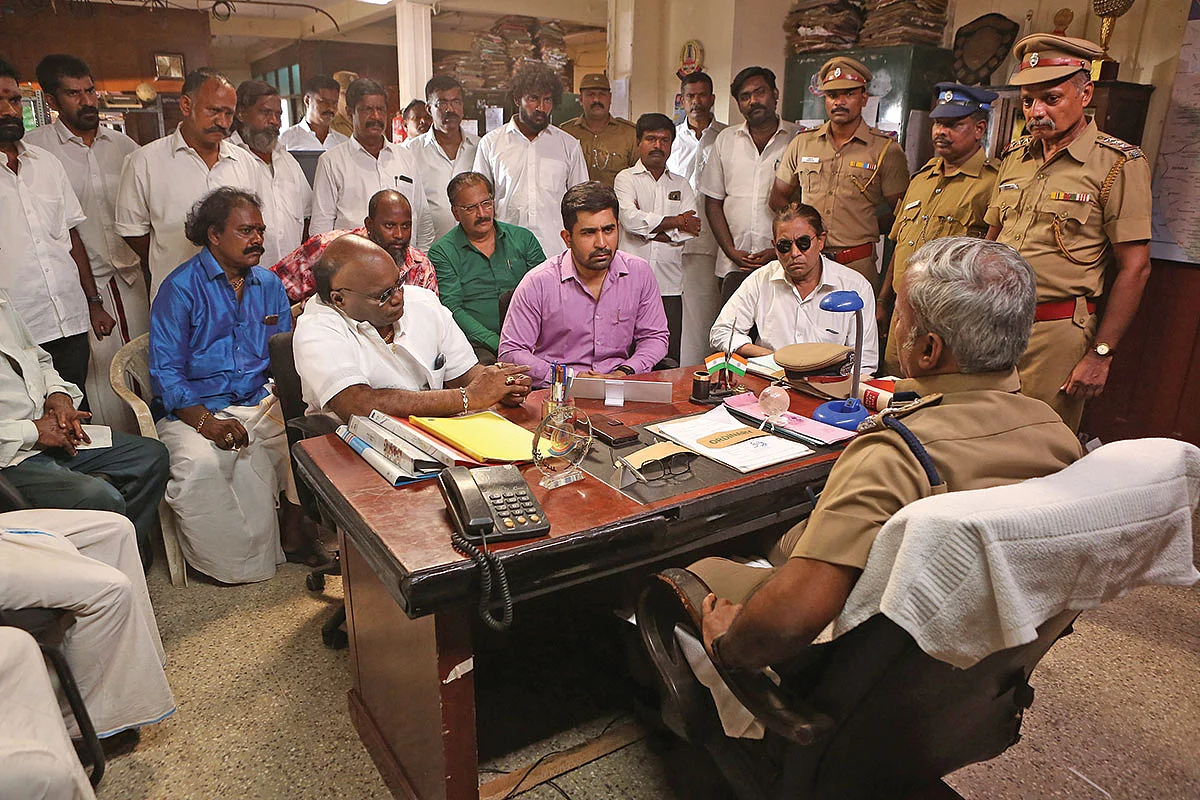 ‘தயவுசெய்து காதல் கதை சொல்லுங்கப்பா!’