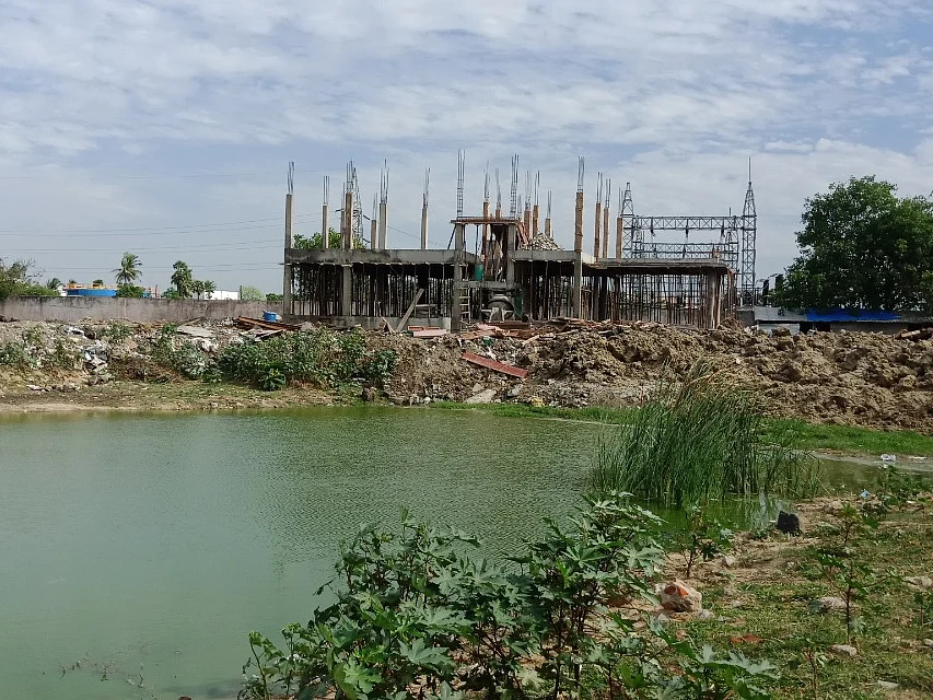 ஏரியில் கட்டப்பட்ட காவல் நிலையம்; எதிர்த்துக் கேட்டதற்கே பாய்ந்த வழக்கு... என்ன செய்கிறது அரசு?