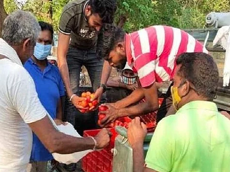 `கொரோனா தடுப்பூசி போட்டுக்கொண்டால் 2 கிலோ தக்காளி இலவசம்’ - சத்தீஸ்கரில் நூதனம்!