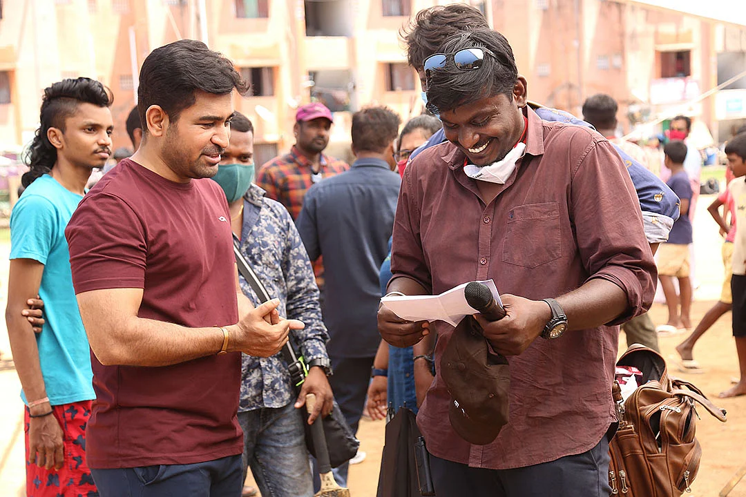 ‘தயவுசெய்து காதல் கதை சொல்லுங்கப்பா!’