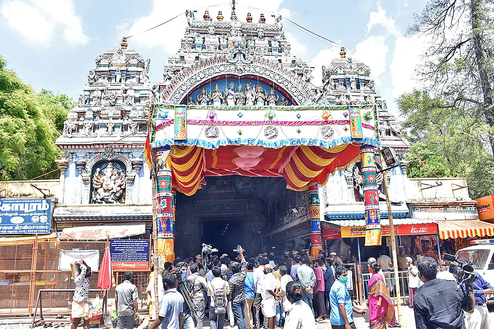 கோயிலுக்குள்ளே சித்திரைத் திருவிழா! - கொந்தளிக்கும் மதுரை...