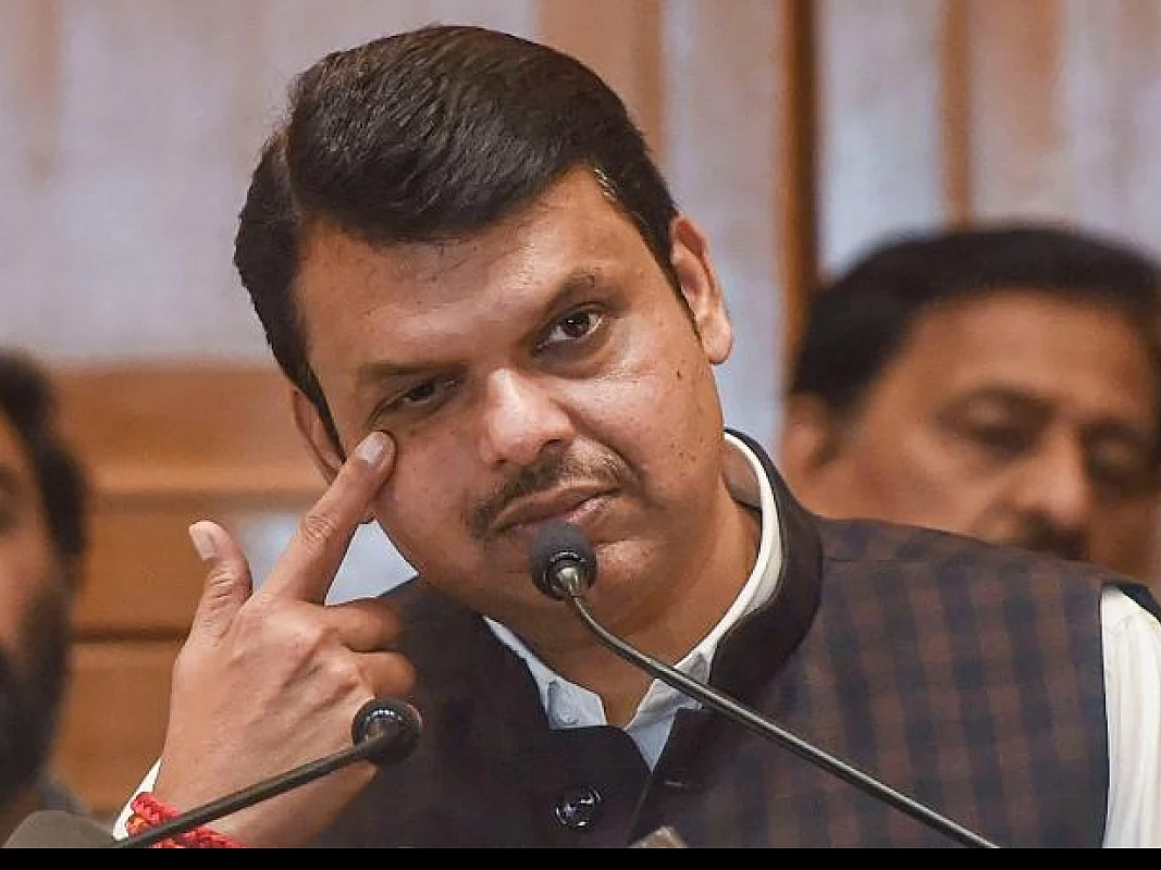 `ரெம்டெசிவிர் மருந்தைப் பதுக்கினாரா முன்னாள் முதல்வர் பட்னாவிஸ்?! - மகாராஷ்டிரா அரசியலில் பரபரப்பு