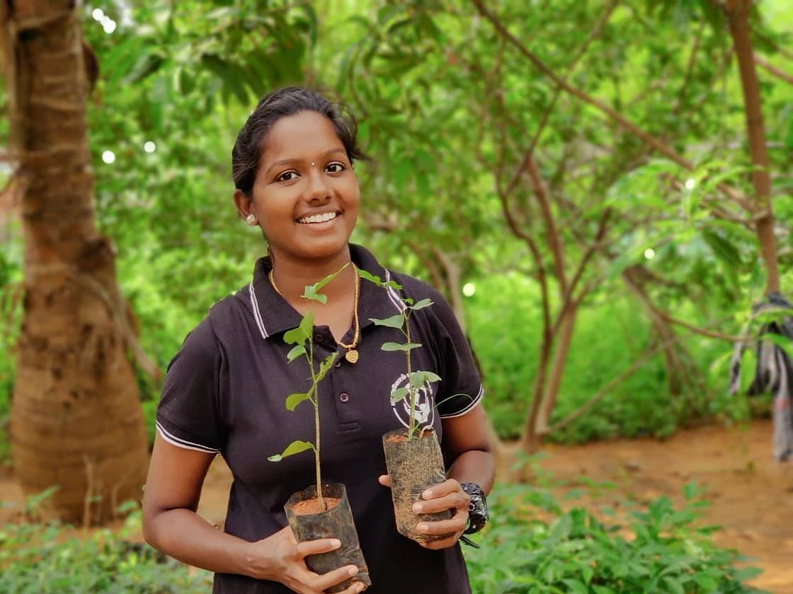 `செய்ய மனசு, ஒருங்கிணைக்க சமூக வலைதளம்... உதவ இது போதாதா?' - இளம் சேவகி சிந்து #SheInspires