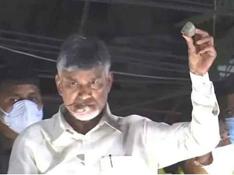 `பிரசாரத்தில் கல்வீச்சு!’ - கொதித்தெழுந்த சந்திரபாபு நாயுடு... திணறிய திருப்பதி