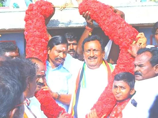 ராணிப்பேட்டை: கைகோத்த இருதுருவங்கள்; முடிவுக்கு வந்த மோதல்! - அ.தி.மு.க வேட்பாளர் உற்சாகம்