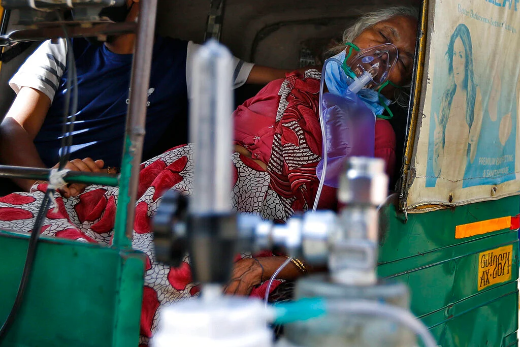 A COVID-19 patient wearing oxygen mask