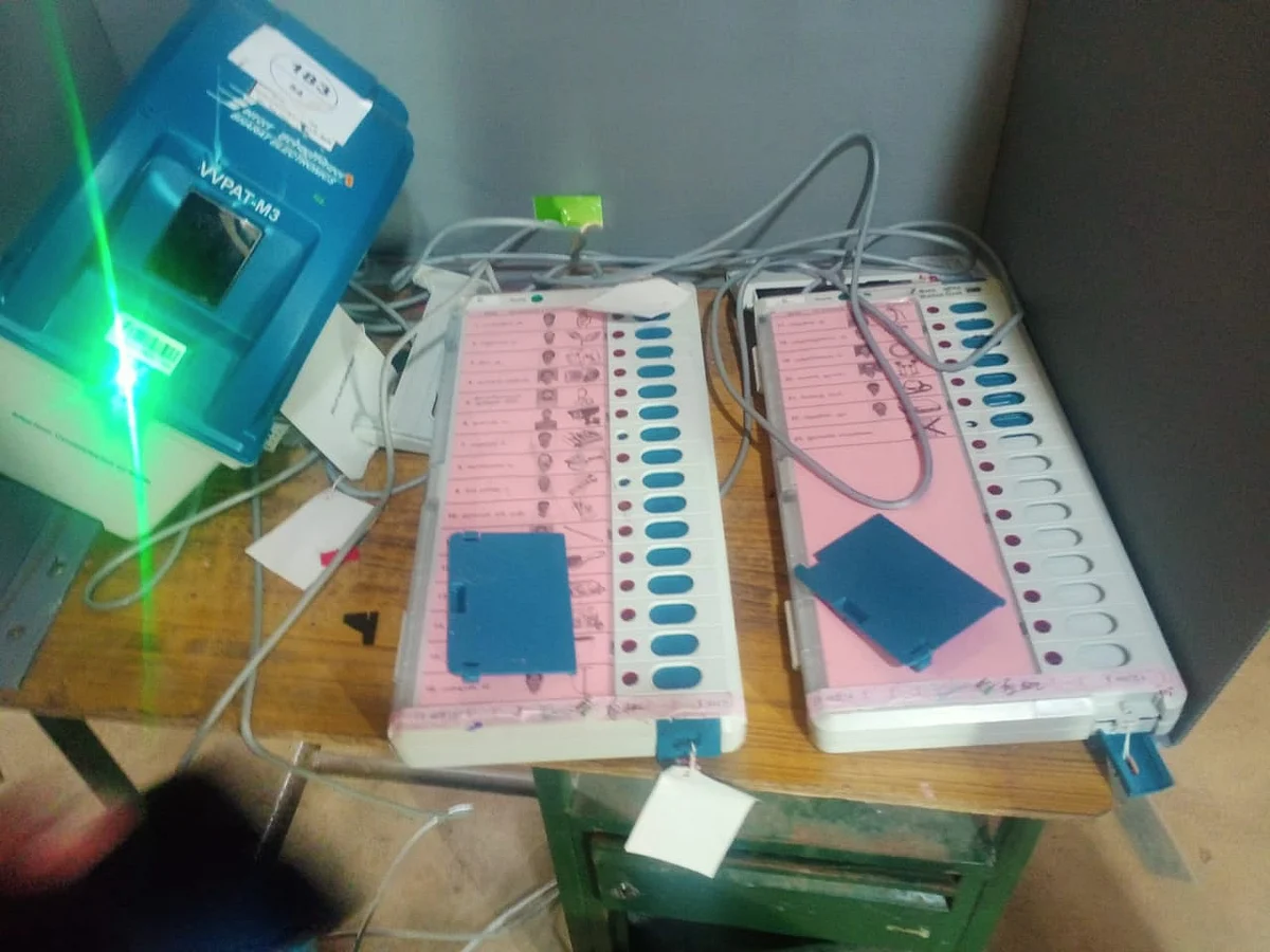 புதுக்கோட்டை: அரிவாளால் உடைக்கப்பட்ட வாக்குப்பதிவு இயந்திரம்! - போதை ஆசாமியால் நடந்த களேபரம்