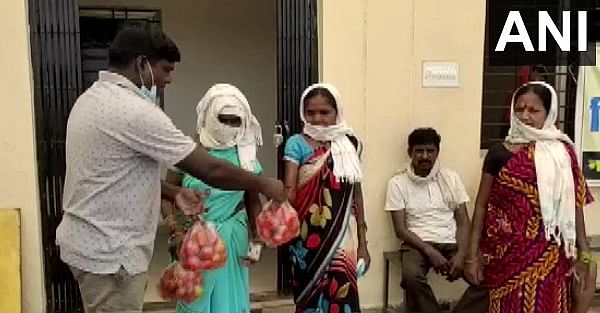 தடுப்பூசி போட்டால் தக்காளில் விநியோகம்