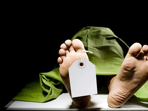 கொரோனா: படுக்கை எண் குளறுபடி ; தாய் உயிரோடிருக்க வேறொரு பெண்ணை மாற்றி தகனம் செய்த மகள்!