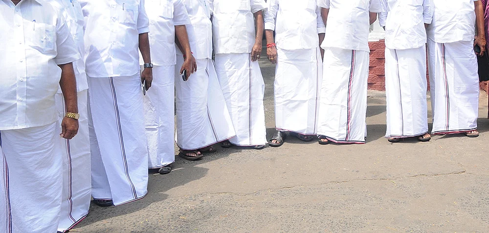 ”வலிக்காம அடிங்க!" - டீல் பேசும் அமைச்சர்கள்...