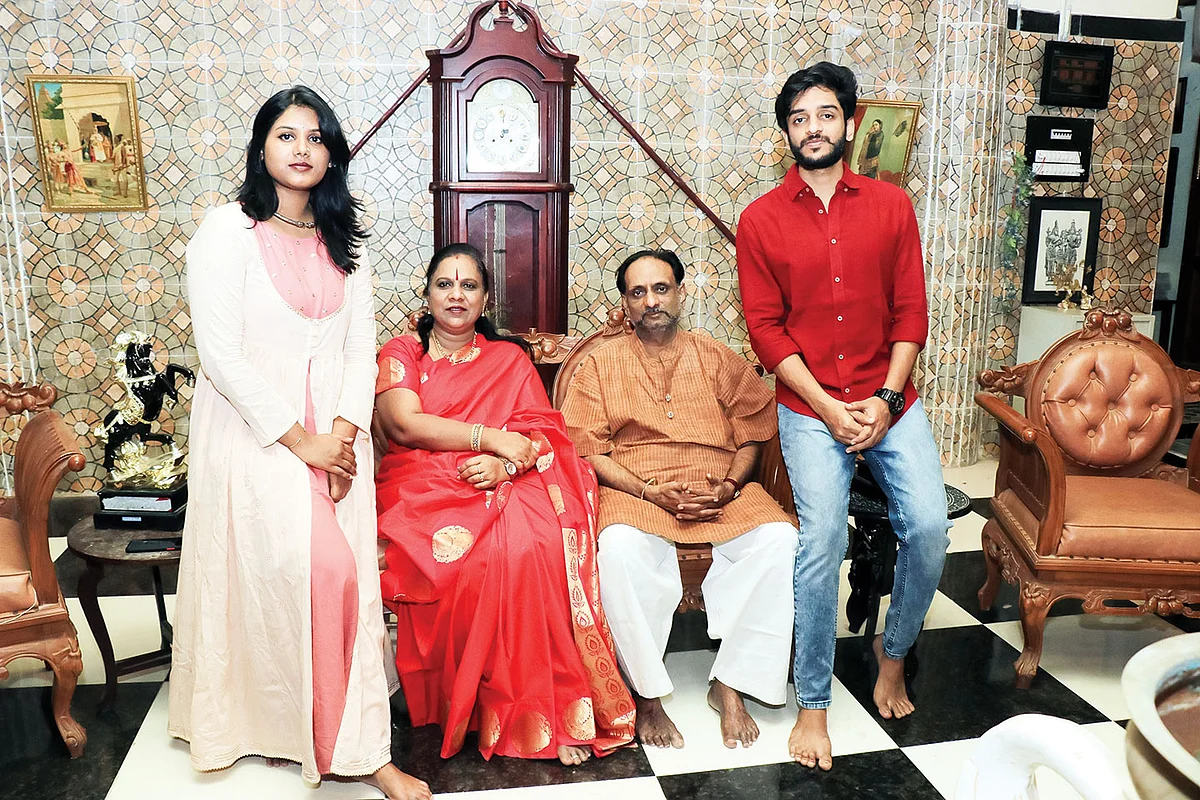 மகள், மகனுடன் ராஜா குமரன் சேதுபதி, ராணி லக்குமி நாச்சியார்