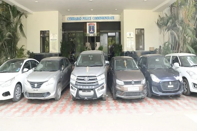 மகேஷிடமிருந்து பறிமுதல் செய்யப்பட்ட கார்கள்