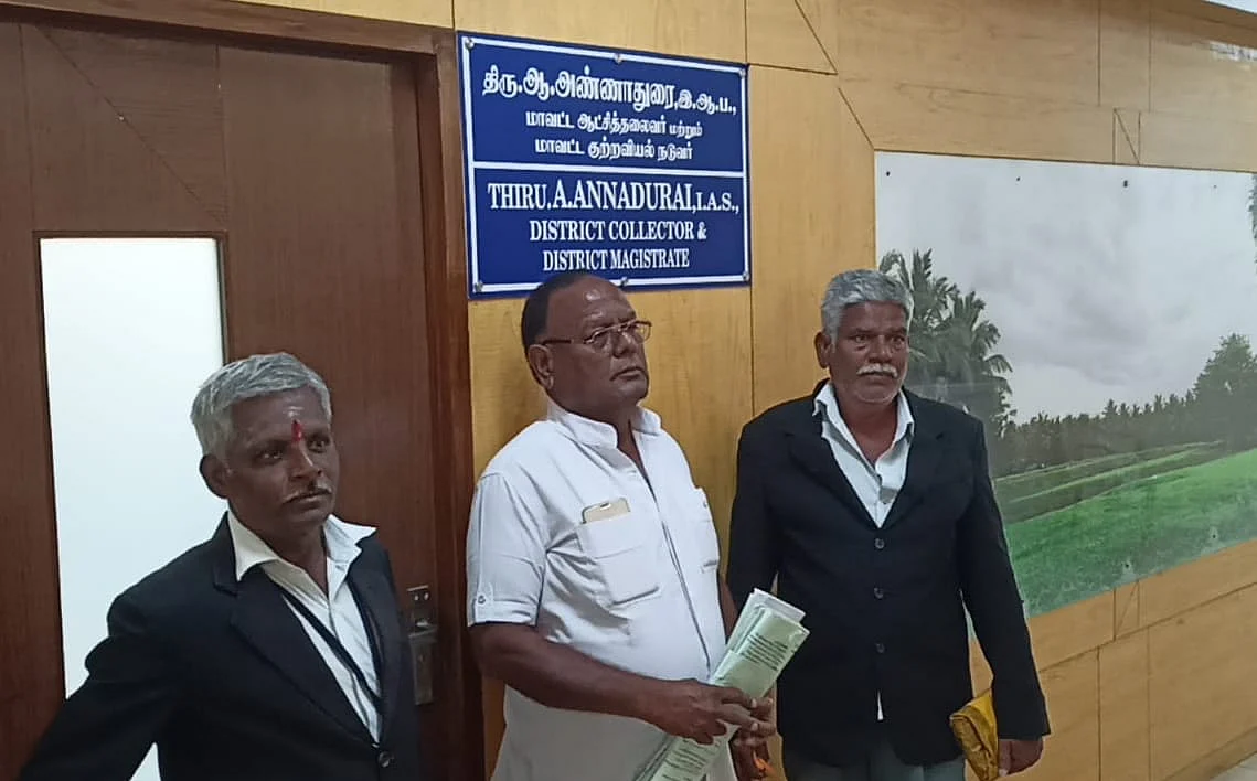 நீதிமன்ற ஊழியர்களுடன் சிவானந்தம்.