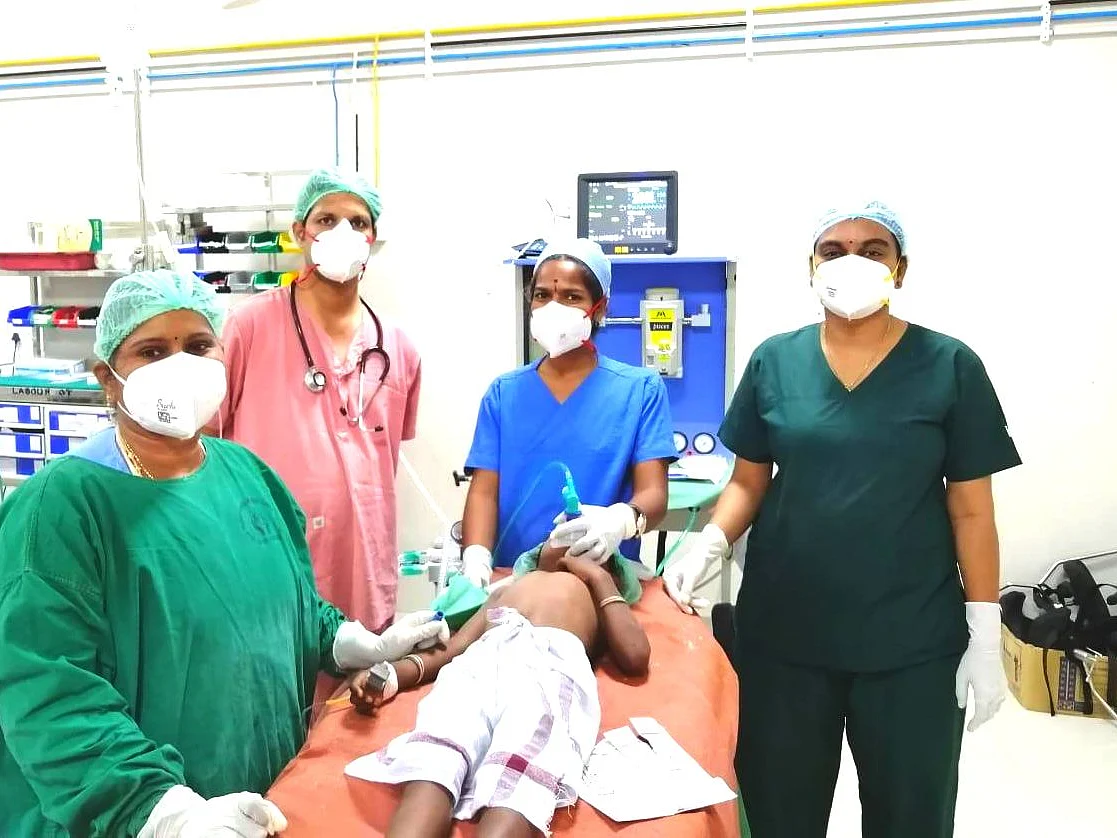 சிறுமி தொண்டையில் சிக்கிய 5 ரூபாய் நாணயம்... அறுவைசிகிச்சையின்றி அகற்றிய அரசு மருத்துவர்கள்!