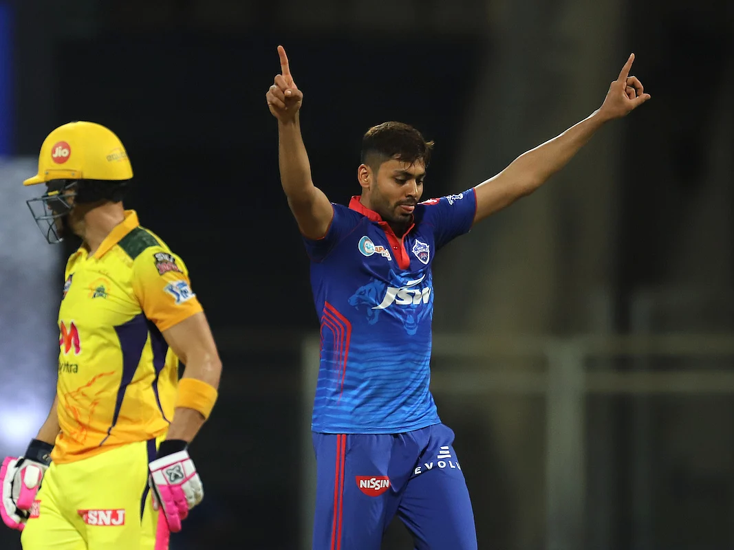 IPL 2021 : தோனி, டுப்ளெஸ்ஸி விக்கெட்டைத் தூக்கிய அவேஷ் கான் யார்?! #CSKvDC