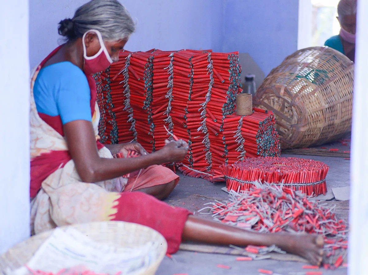 பட்டாசு உற்பத்தியின் முதுகெலும்பும் இவர்களே; சுரண்டப்படுவதும் இவர்களே! - பெண் தொழிலாளர்களின் துயரம்